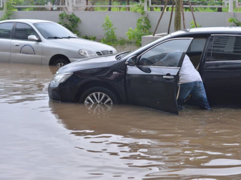 Khi xe đi qua đoạn đường ngập sâu trong mưa lớn