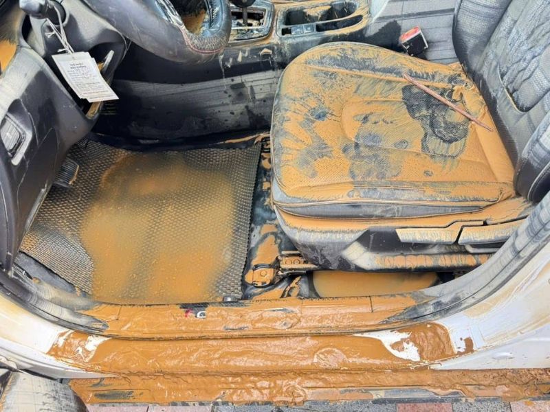 Xe ô tô bị ngập bùn