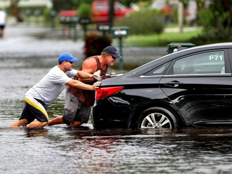 xe ô tô ngập nước có nên nổ máy