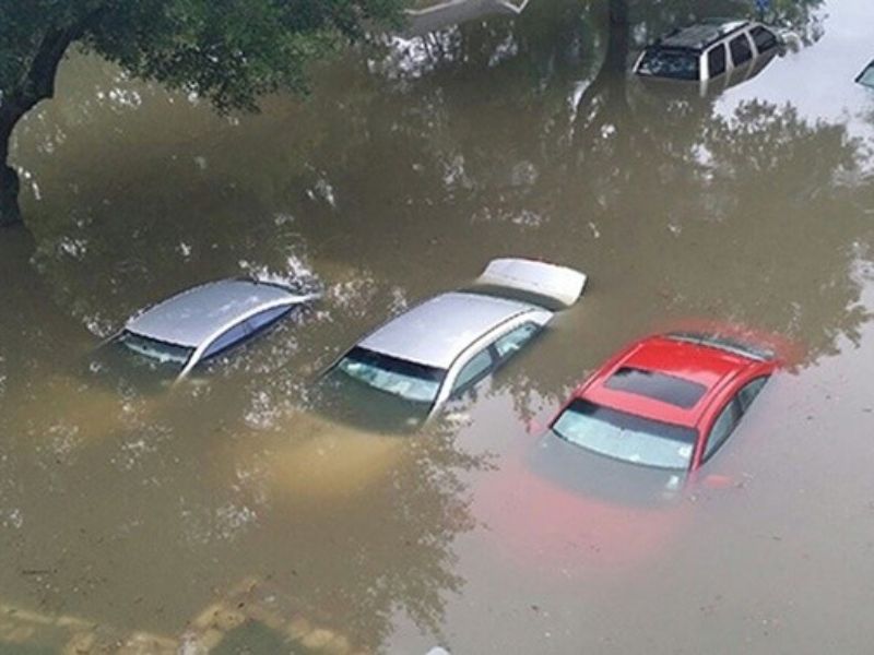 Xe ô tô ngập qua nóc hỏng những gì