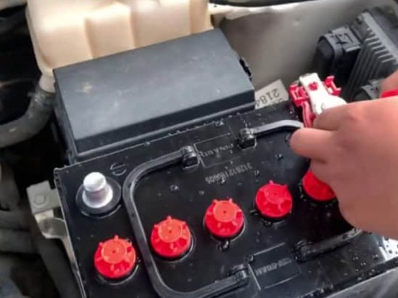 Ắc quy bị yếu, chết cell hoặc tiếp xúc kém