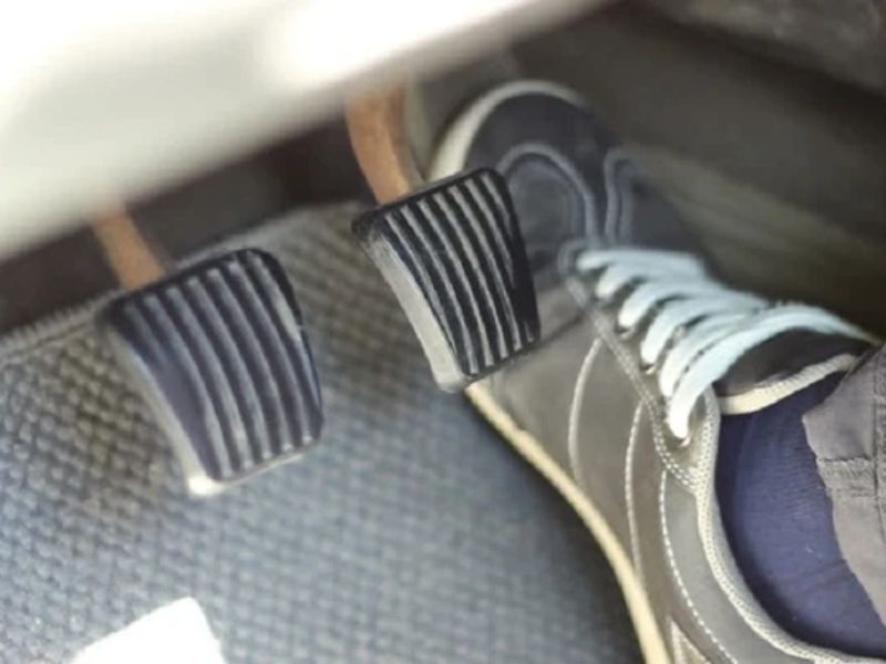 Bàn đạp phanh xe ô tô trở lên bất thường