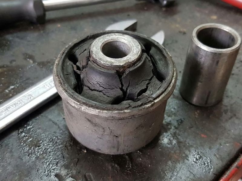 Cao su càng A bị mòn nếu không thay kịp thời sẽ ảnh hưởng chi phí bảo dưỡng