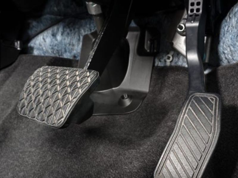 Đạp ga nhẹ và theo dõi phản ứng của động cơ