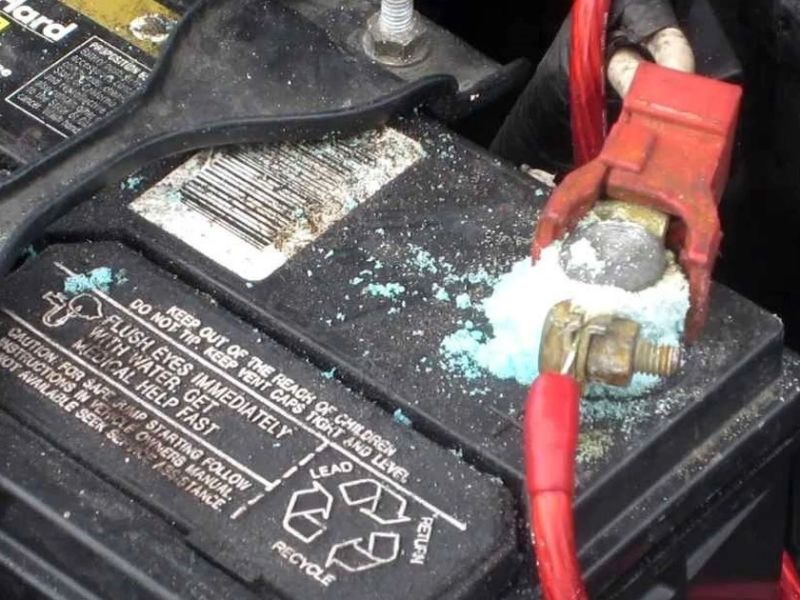 Dây mass (dây tiếp mát) bị oxy hóa hoặc tiếp xúc kém