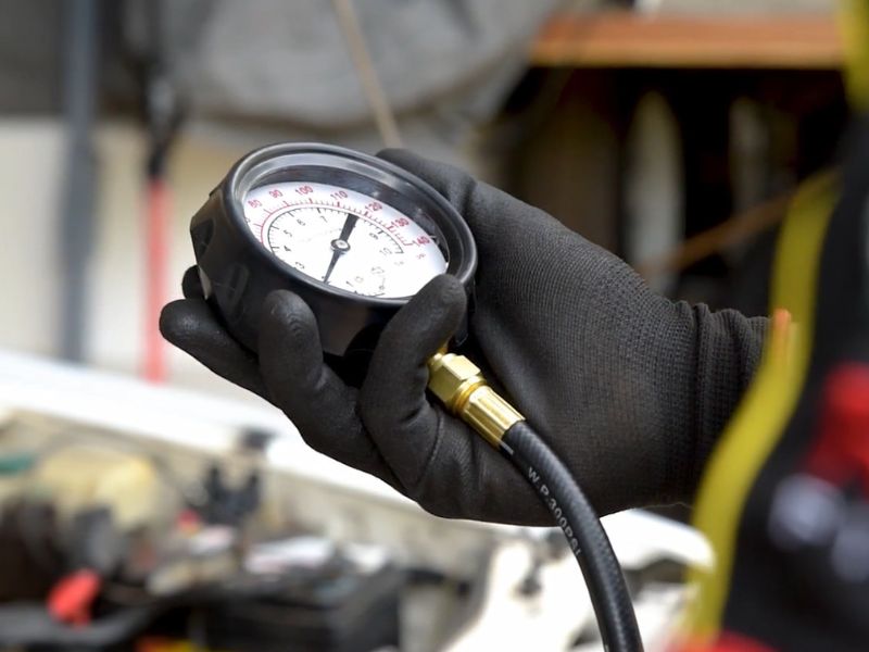 Đo áp suất dầu bằng máy chuyên hãng