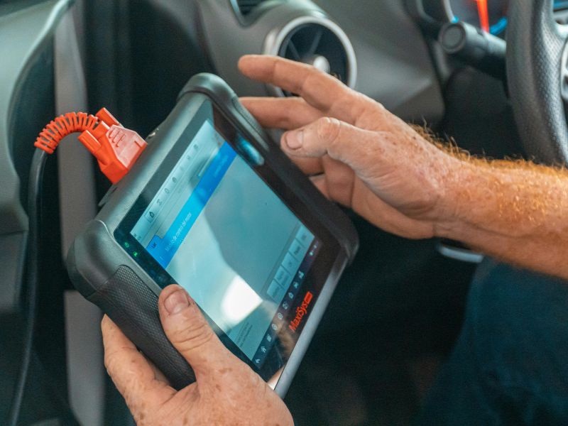 Kết nối máy chuẩn đoán để đọc tình trạng xe trước khi tiến hành bảo dưỡng