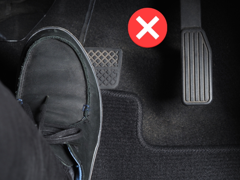 Không phanh gấp khi vừa thoát khỏi vùng ngập