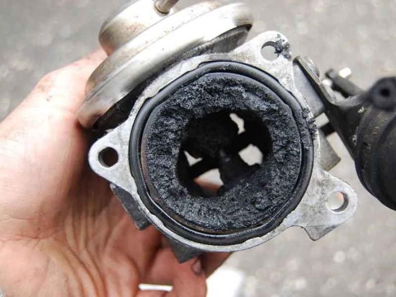 Kiểm tra cổ hút dầu – đường hồi dầu bằng đèn soi và camera