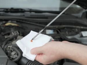 Kiểm tra dầu hộp số sau khi xe ngập nước