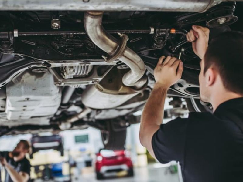 Kiểm tra ngay dưới gầm xe và khu vực cụm phanh