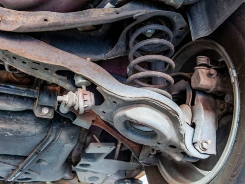 Mốc 80.000 – 100.000 km (mốc lão hóa cao su và hệ thống treo)