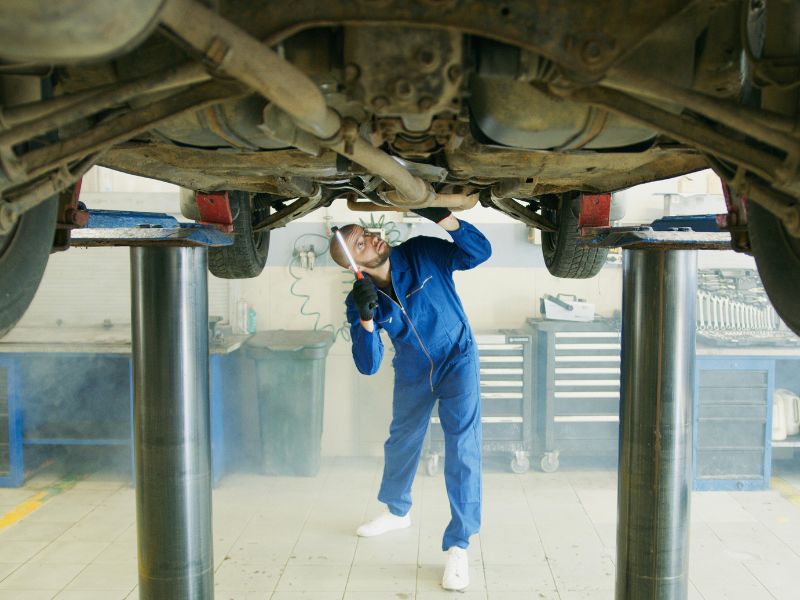 Nên gộp các hạng mục kiểm tra trong 1 lần nâng xe để rút ngắn thời gian bảo dưỡng