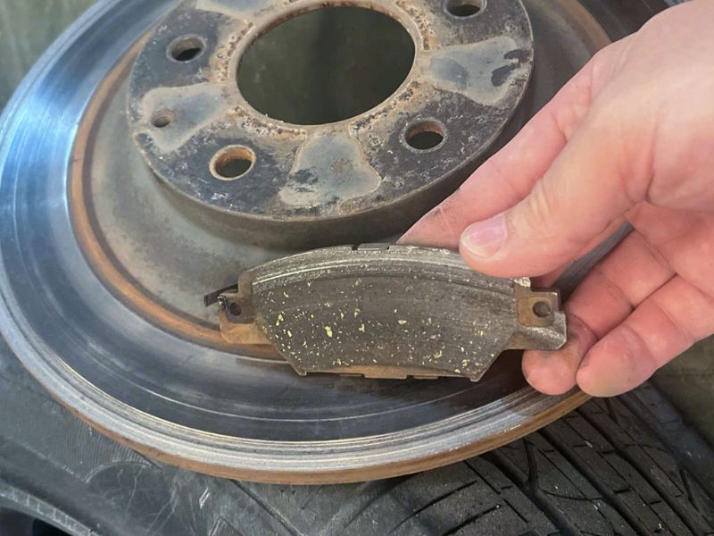 Phanh hoạt động lệch một bên hoặc mòn không đều