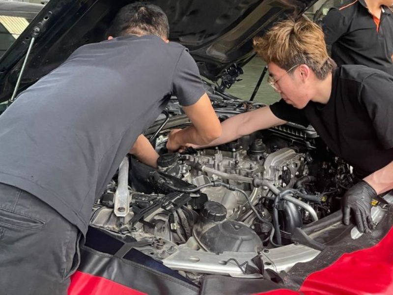 Đại tu máy Mercedes: Khi nào cần, quy trình và chi phí 2026 4 Tháo rã động cơ và phân tích chi tiết hư hỏng