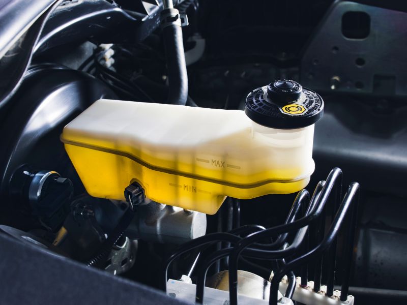 Thay dầu phanh DOT4 chuẩn chất lượng cho xe