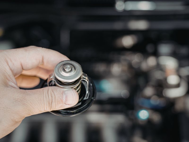 Van hằng nhiệt cũng là phụ tùng cần kiểm tra bảo dưỡng định kỳ