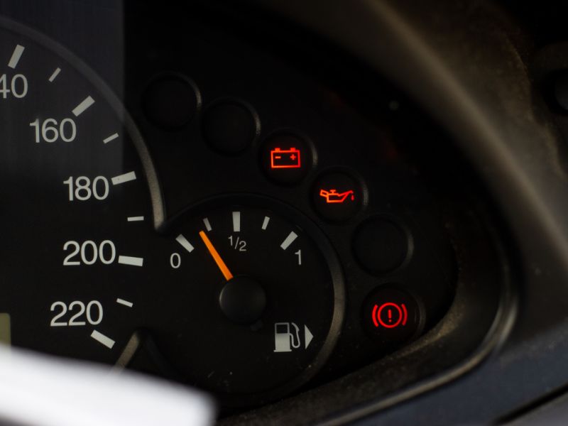 Xe xuất hiện đèn báo lỗi trên bảng taplo cần đưa xe đi kiểm tra kịp thời