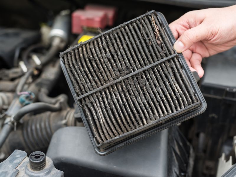 Bộ lọc gió bẩn, cản trở không khí vào buồng đốt