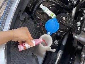 bổ sung nước rửa kính ô tô