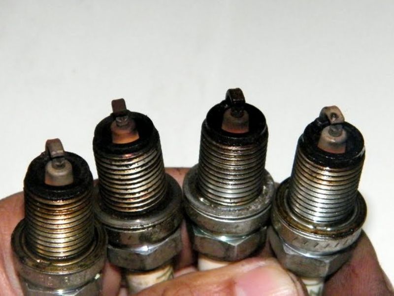 Bao nhiêu km thì thay bugi ô tô? Nhìn màu đoán bệnh và lưu ý 3 Bugi đen muội khô – động cơ đang dư xăng