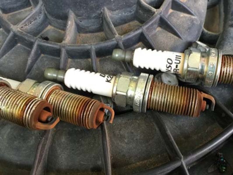 Bugi mòn, dây cao áp hỏng hoặc mobin lỗi