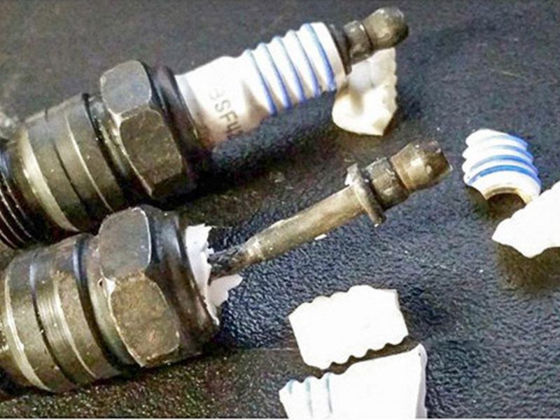 Bao nhiêu km thì thay bugi ô tô? Nhìn màu đoán bệnh và lưu ý 4 Bugi trắng cháy – hỗn hợp nghèo, nhiệt độ buồng đốt cao