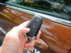 cài khóa cửa tự động ô tô