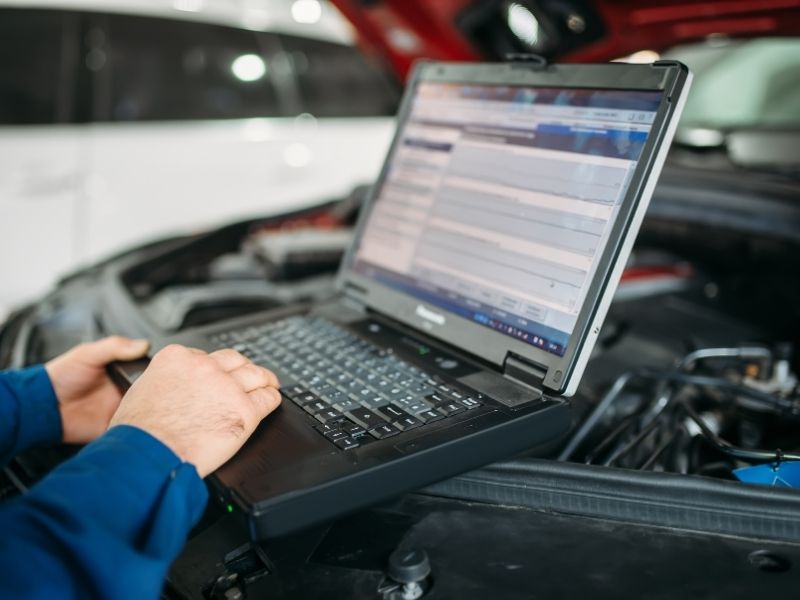 Cắm máy chuẩn đoán để đọc lỗi khiến xe bỏ máy