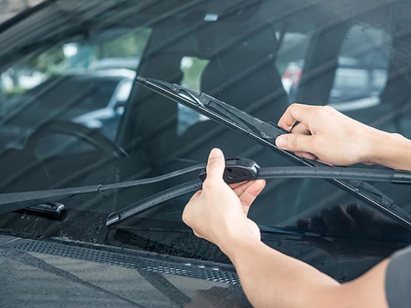 Cần gạt hoạt động nhưng kính vẫn bẩn, mờ