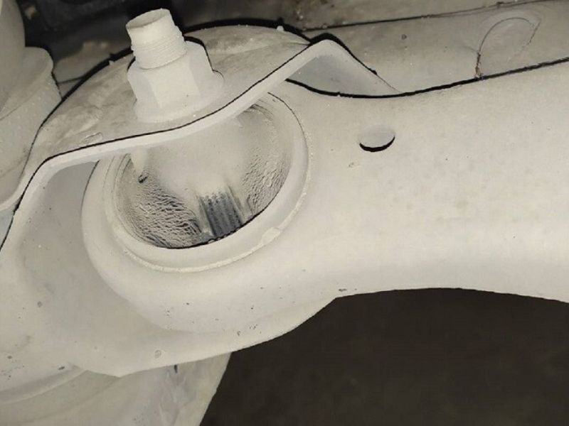 Dấu hiệu càng cong rách cao su, nguyên nhân & cách xử lý triệt để 3 Cao su càng bị lão hóa sau thời gian dài vận hành