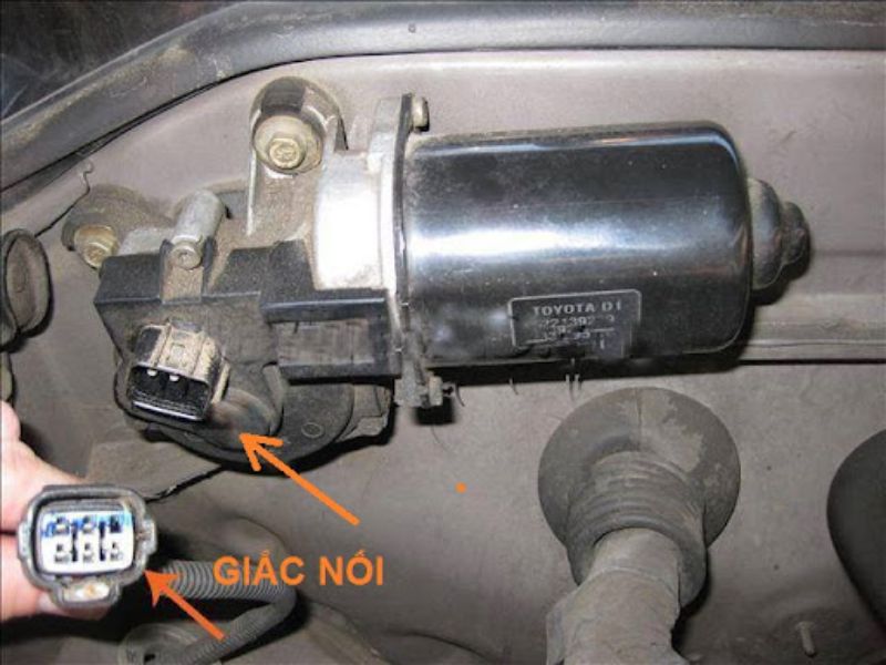 Cách xử lý mô tơ gạt mưa bị chập do ngập & phòng ngừa 3 Chập điện tại giắc cắm mô tơ