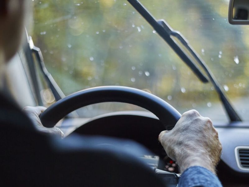 Chủ xe cần giảm tốc độ và dừng xe khi xuất hiện rung hoặc tiếng kêu bất thường