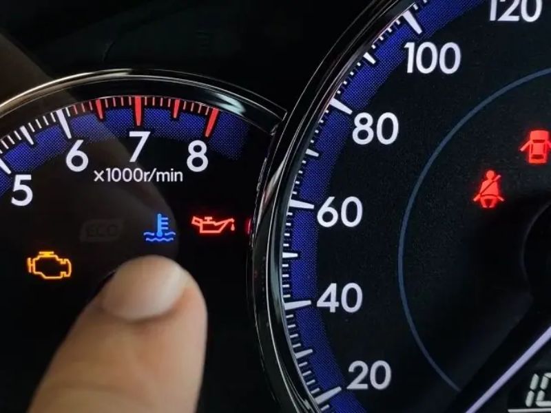 Khi nào cần bổ sung nước làm mát ô tô? Hướng dẫn cách bổ sung 2 Đèn cảnh báo nước làm mát hoặc nhiệt độ động cơ sáng