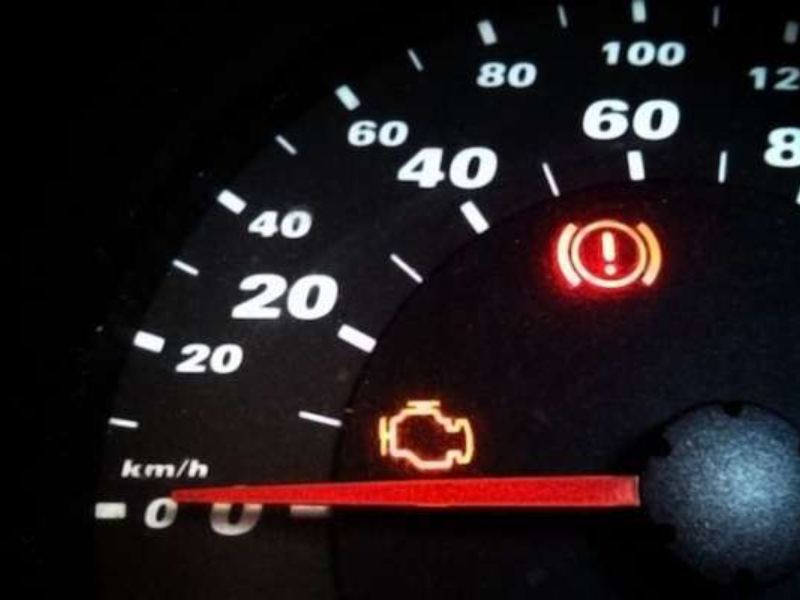 Xe báo lỗi động cơ: Nguyên nhân, dấu hiệu và cách xử lý hiệu quả 1 Đèn Check Engine sáng hoặc nhấp nháy trên bảng táp-lô