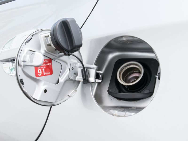 Kiểm tra bình xăng ô tô khi có mùi xăng bất thường