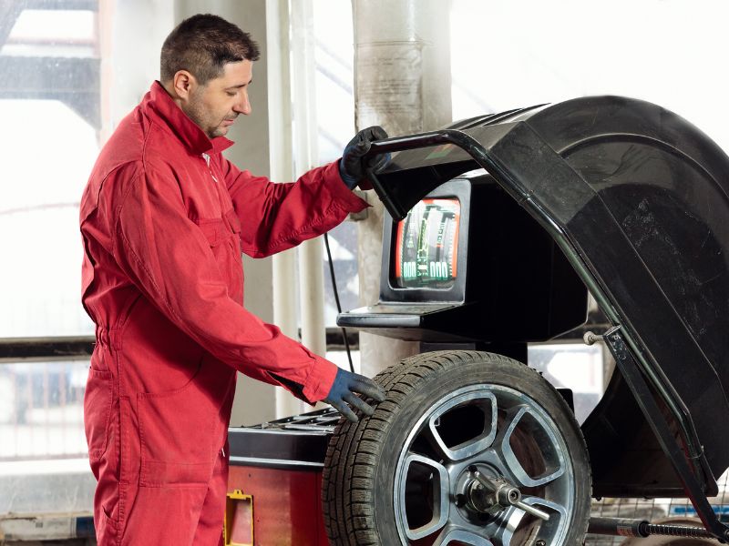 Cân bằng động lốp ô tô: Dấu hiệu cần làm, lợi ích và chi phí 2026 8 Kỹ thuật viên gắn bánh xe lên máy cân bằng động