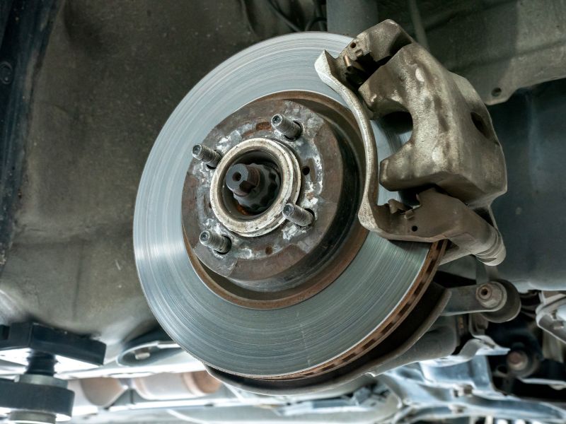 Kỹ thuật viên tiến hành kiểm tra tổng thể hệ thống phanh