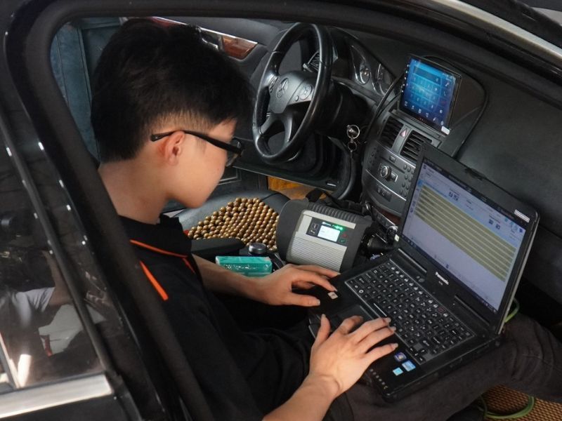 Kỹ thuật viên tiến hành kiểm tra trực tiếp toàn bộ hệ thống gầm và treo