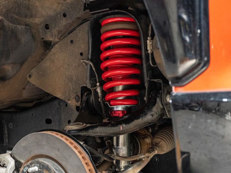 Lắp giảm xóc mới và căn chỉnh hệ thống treo xe ô tô