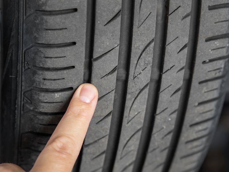 Dấu hiệu càng cong rách cao su, nguyên nhân & cách xử lý triệt để 2 Lốp bị mòn không đều bất thường