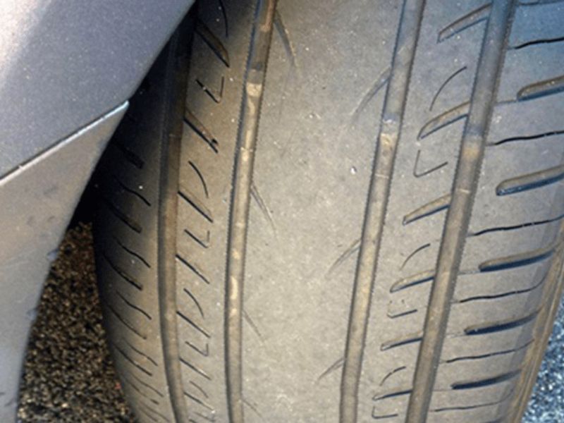 Dấu hiệu rách chụp bụi rotuyn, nguyên nhân và cách xử lý 3 Lốp mòn lệch, xe dễ bị lệch lái