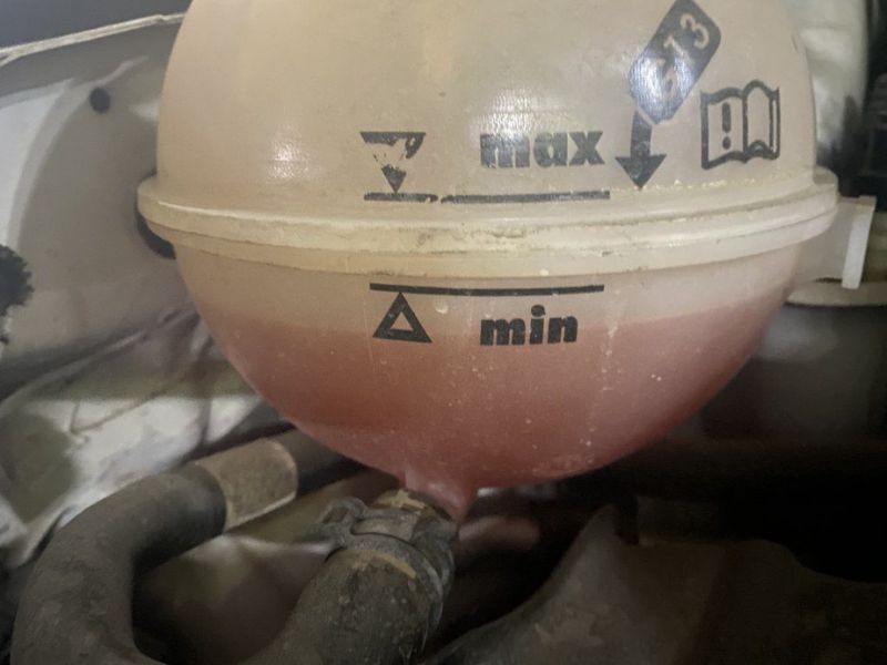 Khi nào cần bổ sung nước làm mát ô tô? Hướng dẫn cách bổ sung 1 Mực nước làm mát xuống dưới vạch MIN