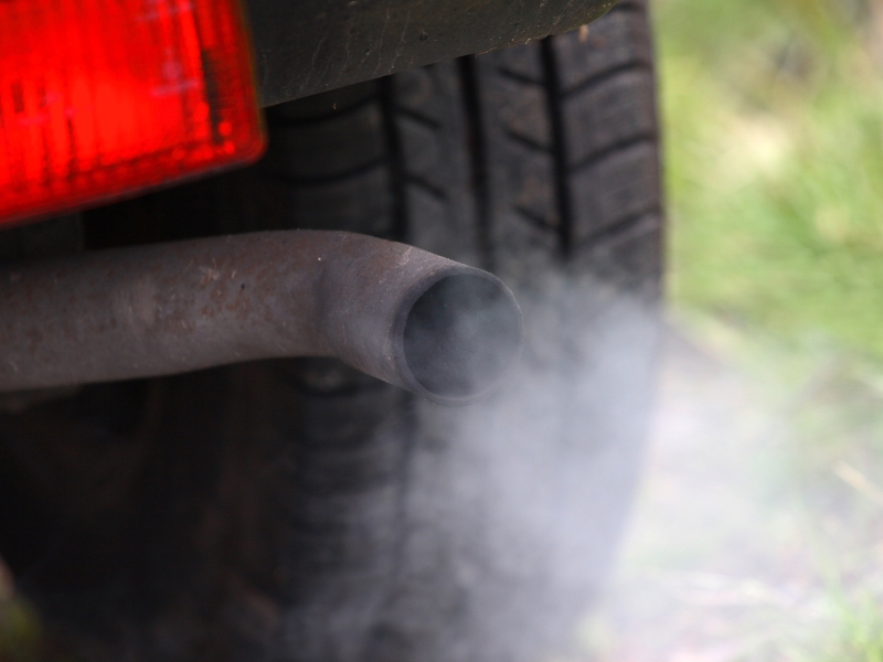 Dầu cháy khét từ ống xả là biểu hiện xe ô tô ra khói xanh