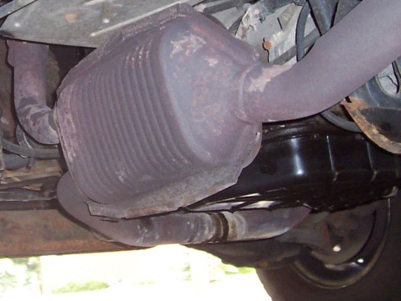 Ống xả hoặc bộ xúc tác (catalytic converter) bị tắc