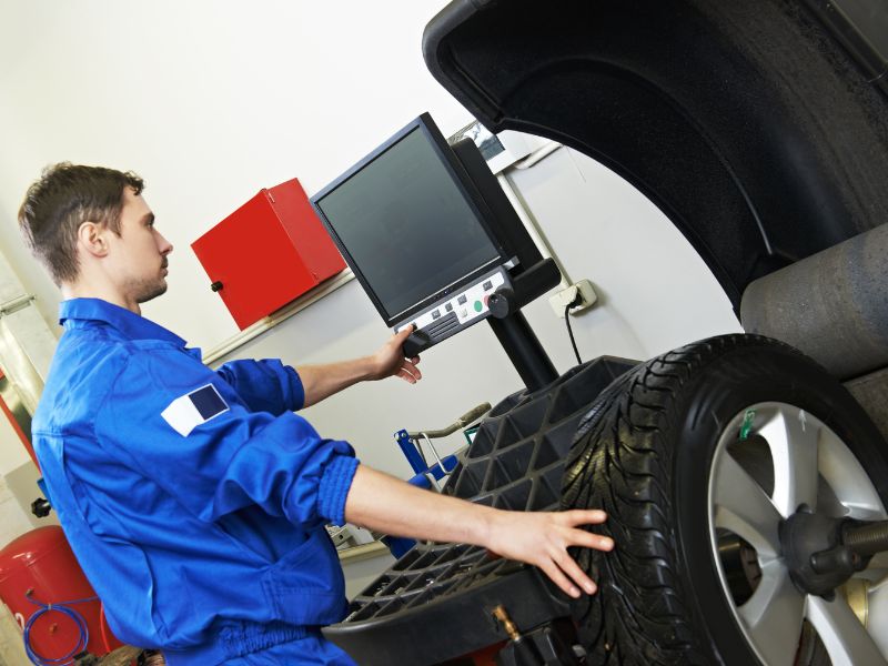 Cân bằng động lốp ô tô: Dấu hiệu cần làm, lợi ích và chi phí 2026 9 Phân tích độ mất cân bằng được thống kê trên máy