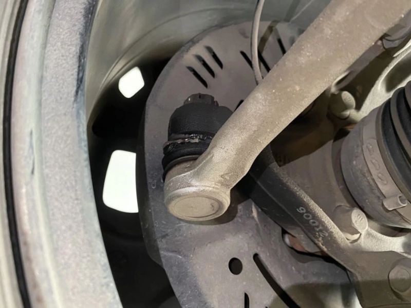 Dấu hiệu rách chụp bụi rotuyn, nguyên nhân và cách xử lý 2 Quan sát thấy mỡ văng ra quanh vị trí rotuyn