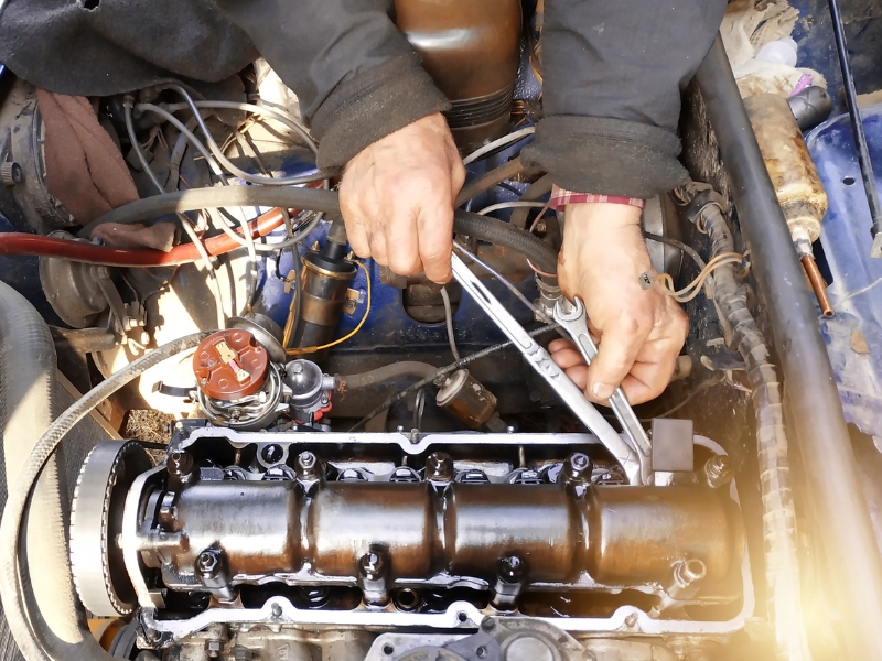 Thanh dẫn xupap bị mòn là nguyên nhân dẫn đến xe ra khói xanh