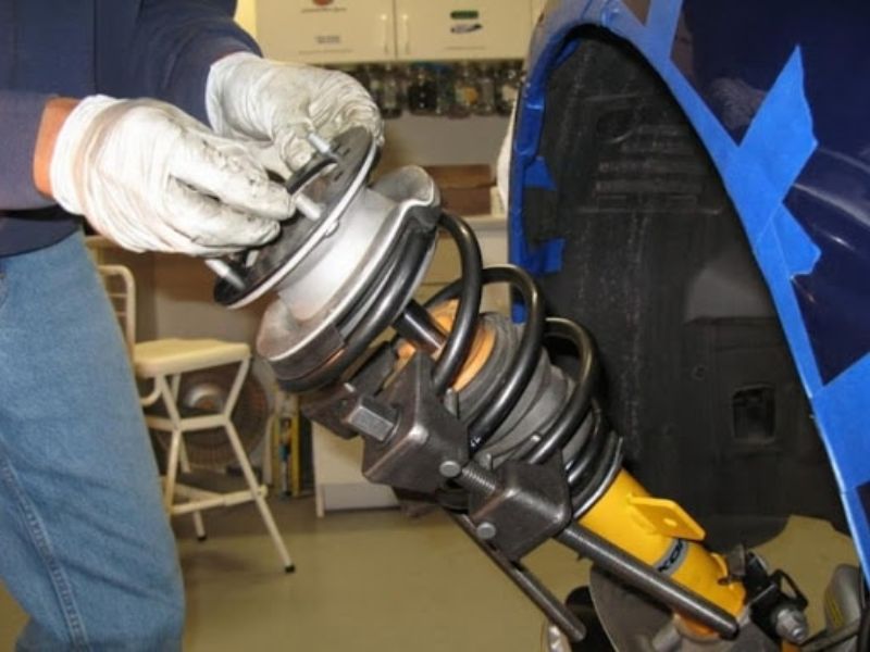 Tháo giảm xóc cũ của ô tô đúng kỹ thuật