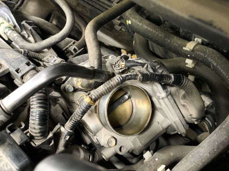 Tháo ống gió vào bướm ga